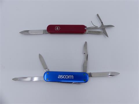 004) Zwei Victorinox Taschenmesser, blau und rot