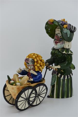 006) Keramik Figur Alte Tante mit Kinderwagen und Waggis