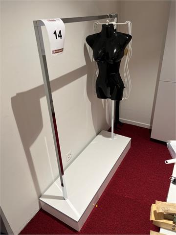 014) Garderobe mit Sockel
