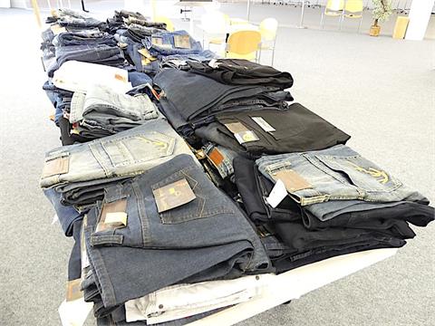 001) Grosser Posten Jeans 220 Stück