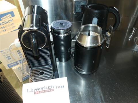 063) Kaffeemaschine Nespresso, Milchschäumer etc.