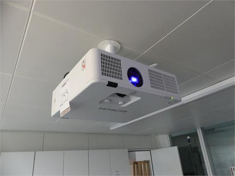 233) Hitachi DLP Projector LP-WU3500