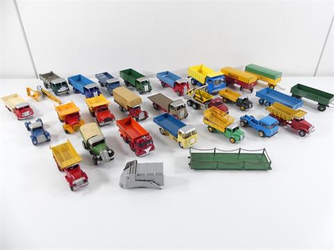 002) 24x antike Modell- Lastwagen und Anhänger